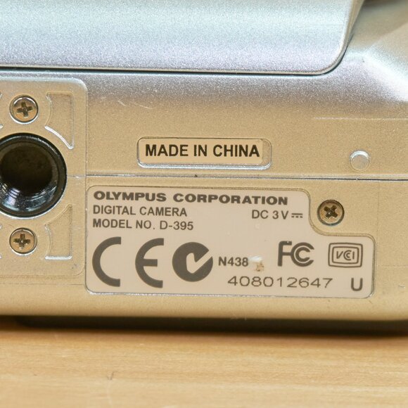 Vintage Olympus CAMEDIA D-395 Digital Camera / 3.2 MP / Compact Body / Silver - Picture 7 of 8